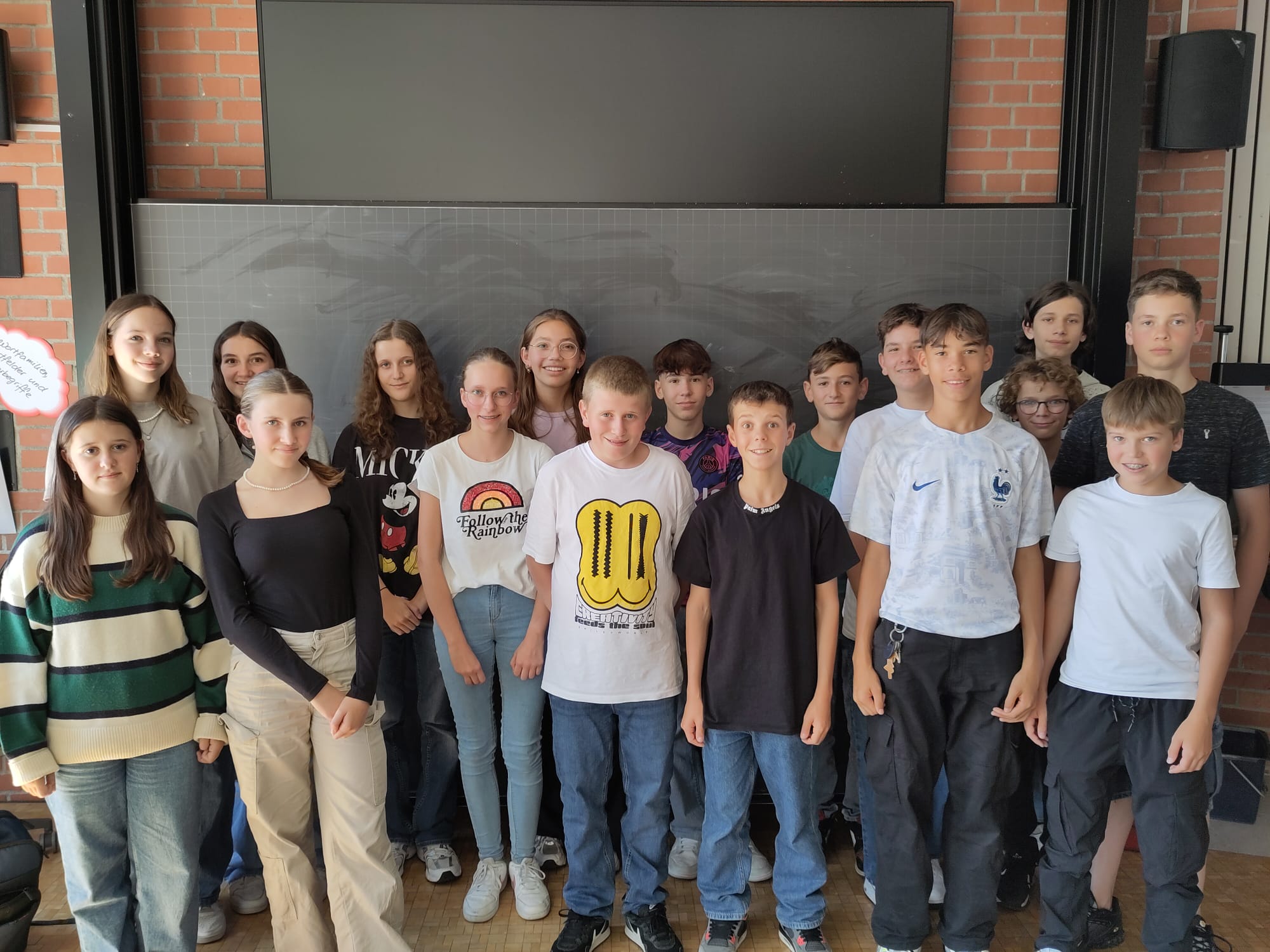 Gymi-SchülerInnen schwimmen für Swiss School System